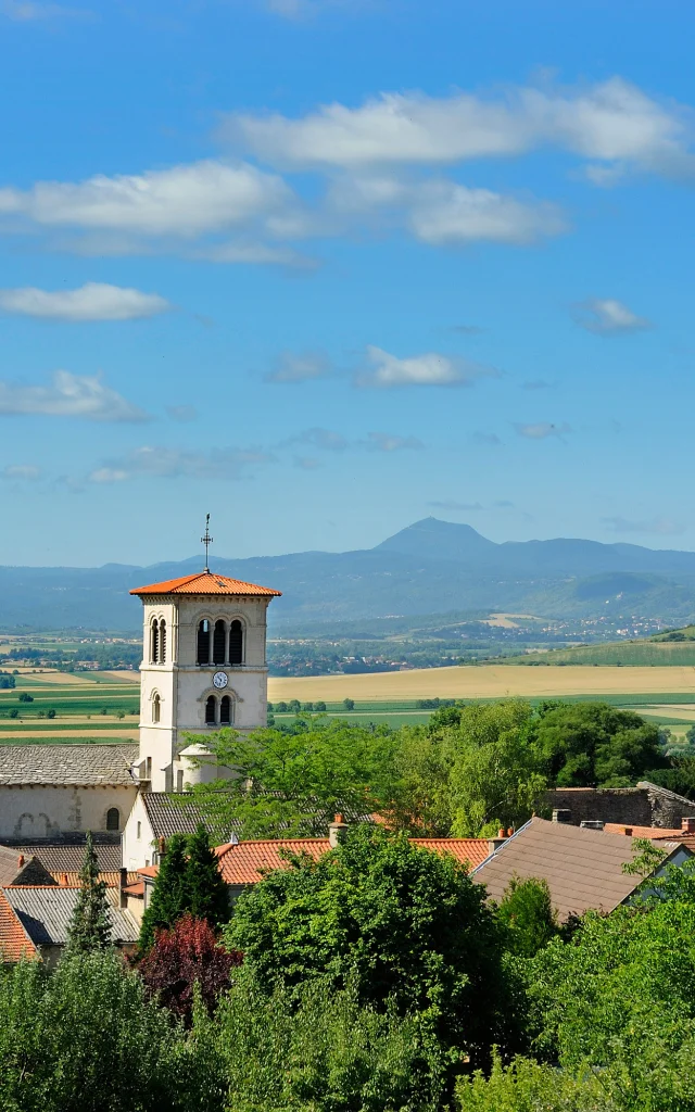 Collégiale Saint-Martin à Artonne depuis le puy Saint-Jean