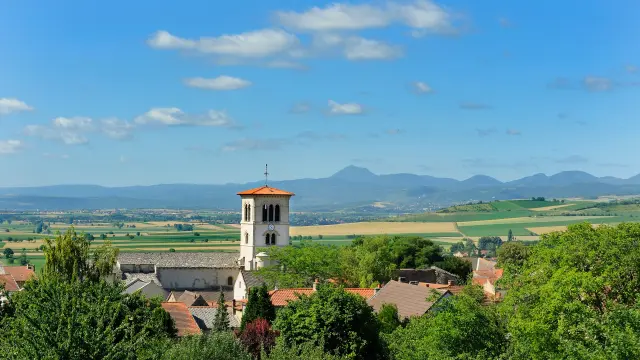 Collégiale Saint-Martin à Artonne depuis le puy Saint-Jean