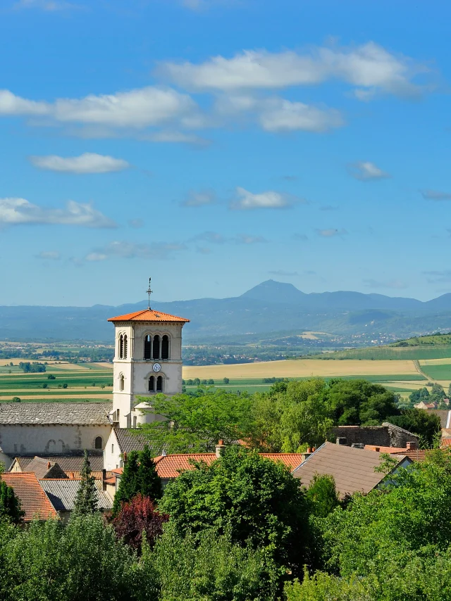 Collégiale Saint-Martin à Artonne depuis le puy Saint-Jean
