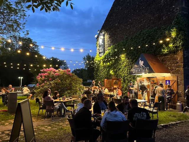 Terraza restaurante de la brasserie Dark Lab de Saint-Ours-les-Roches