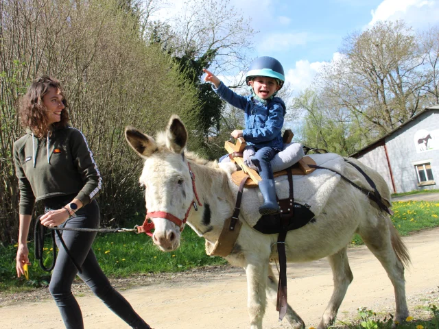 Balade à poney à la ferme de la Marinette à Chapdes-Beaufort