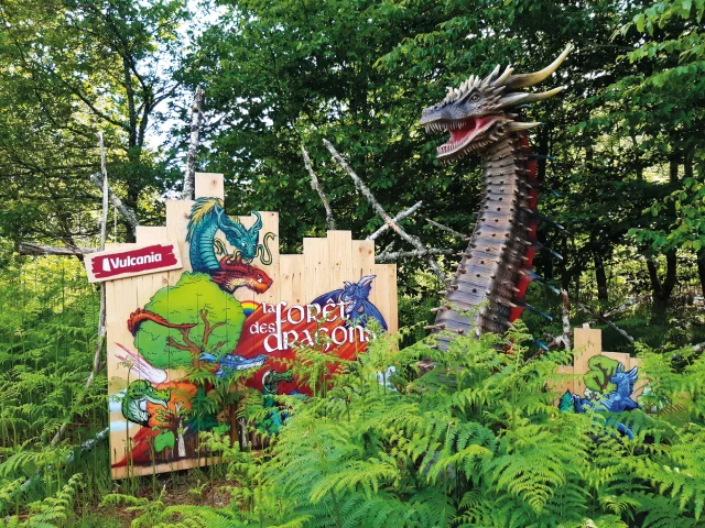 Forêt des dragons au Parc Vulcania à Saint-Ours-les-Roches