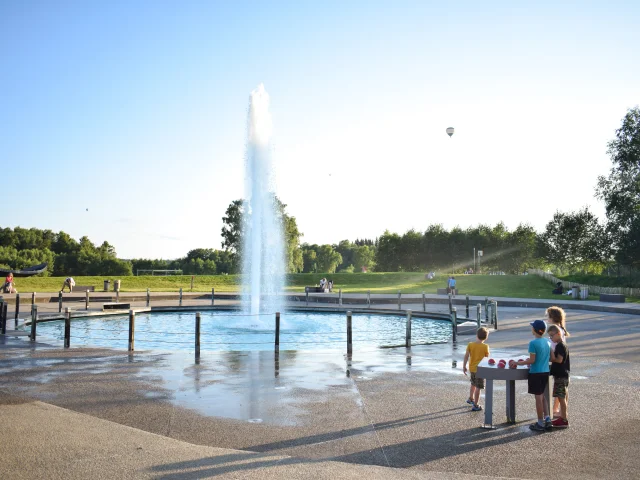 Geyser au Parc Vulcania à Saint-Ours-les-Roches