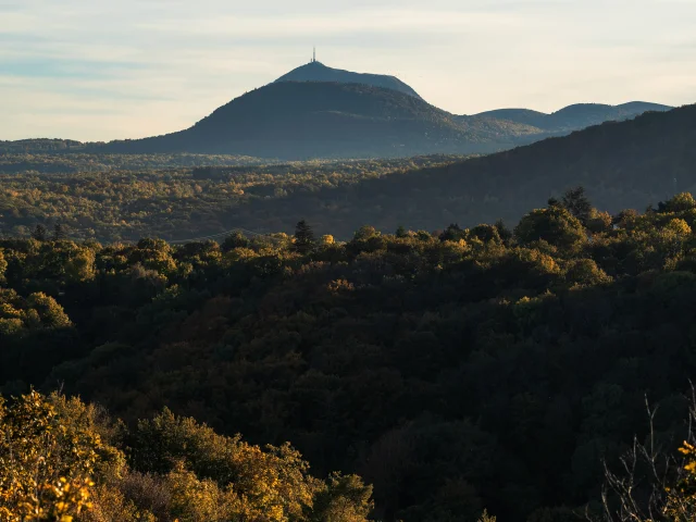 Vue sur les volcans de la Chaîne des puys depuis l'impluvium de Volvic à Viallard