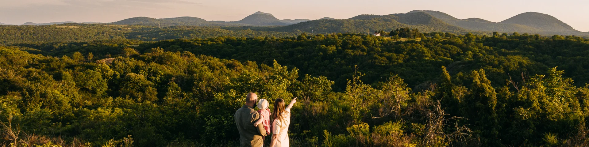 Sentier de l'impluvium Vue sur les volcans de la Chaîne des puys depuis le sentier de l'impluvium de Volvic à Viallard