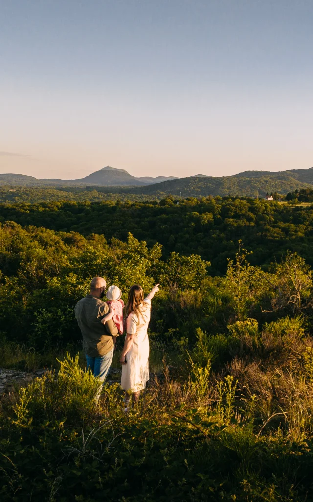 Sentier de l'impluvium Vue sur les volcans de la Chaîne des puys depuis le sentier de l'impluvium de Volvic à Viallard