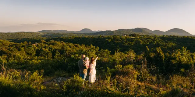 Sentier de l'impluvium Vue sur les volcans de la Chaîne des puys depuis le sentier de l'impluvium de Volvic à Viallard
