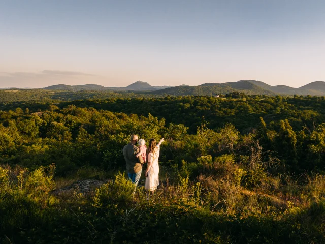 Sentier de l'impluvium Vue sur les volcans de la Chaîne des puys depuis le sentier de l'impluvium de Volvic à Viallard