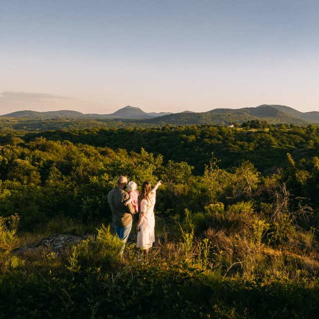 Sentier de l'impluvium Vue sur les volcans de la Chaîne des puys depuis le sentier de l'impluvium de Volvic à Viallard