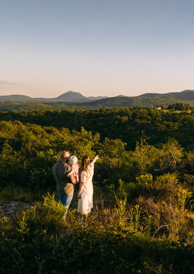 Sentier de l'impluvium Vue sur les volcans de la Chaîne des puys depuis le sentier de l'impluvium de Volvic à Viallard