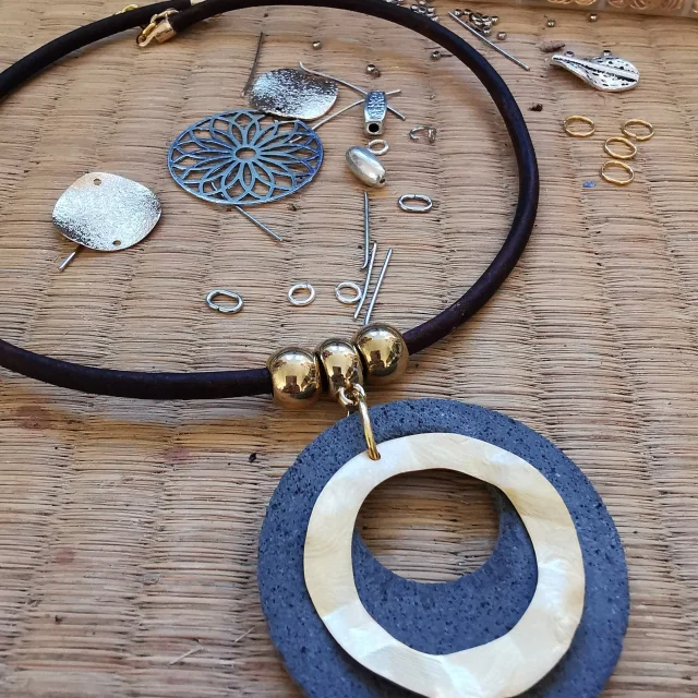 Bijoux en pierre de Volvic d'Isabelle Prohet à Marsat