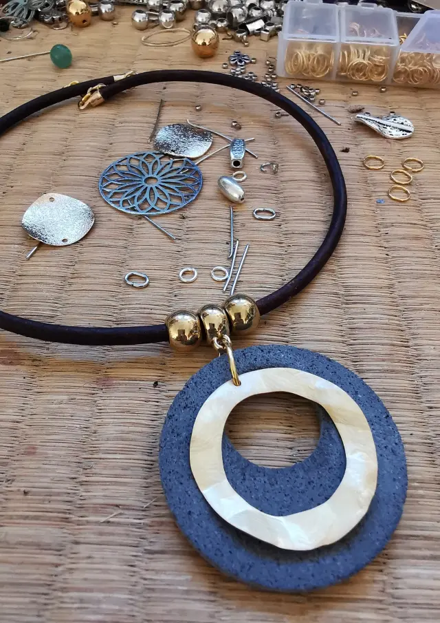 Bijoux en pierre de Volvic d'Isabelle Prohet à Marsat