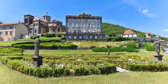 Musée Sahut et église depuis les jardins de Bosredon à Volvic