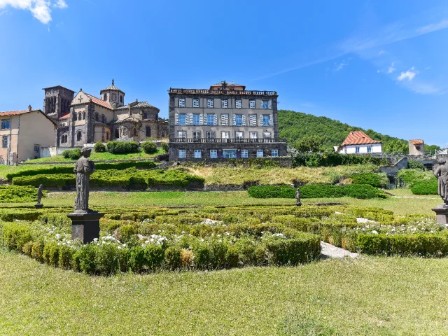 Musée Sahut et église depuis les jardins de Bosredon à Volvic
