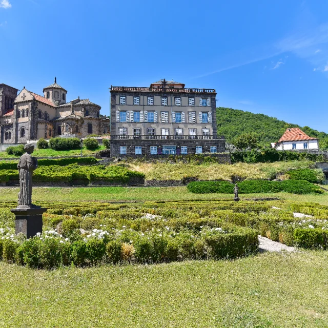 Musée Sahut et église depuis les jardins de Bosredon à Volvic