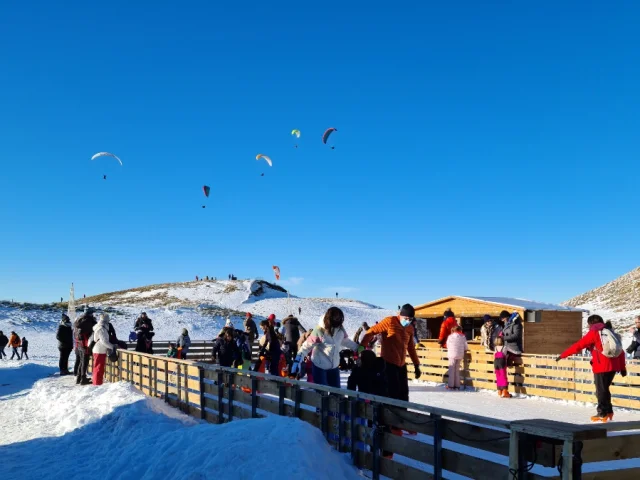 Les Hivernales patinoire au sommet du puy de Dôme enneigé à Orcines