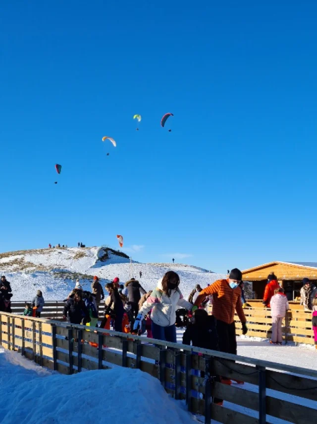 Les Hivernales patinoire au sommet du puy de Dôme enneigé à Orcines