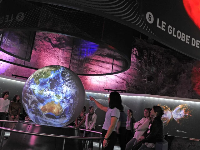 Machine Terre Globocces au Parc Vulcania à Saint-Ours-les-Roches