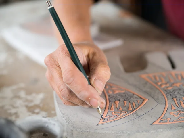 Atelier d'émaillage sur lave de Marie-Alix Delaire à Ennezat