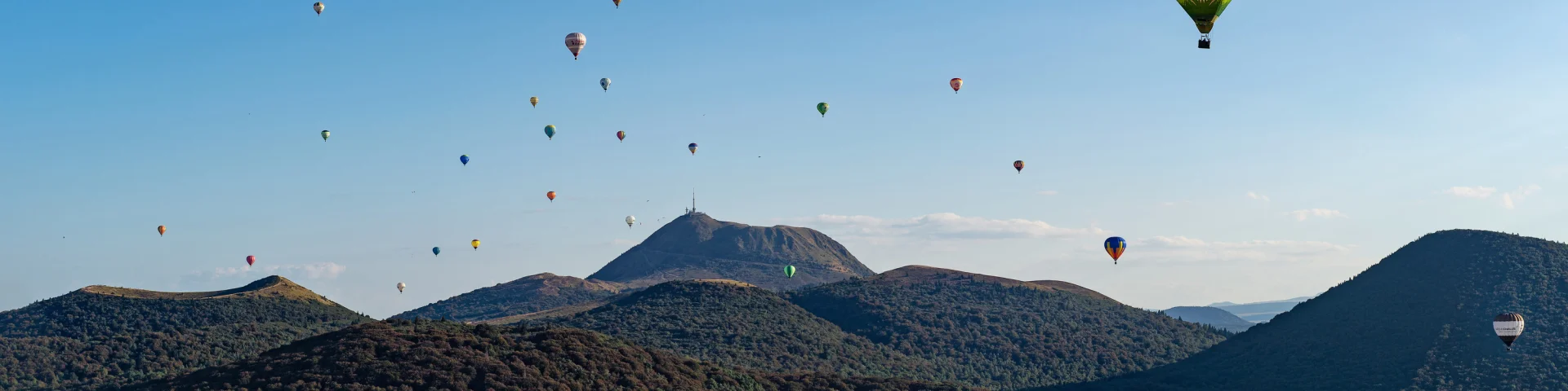 Vue sur les volcans de la chaîne des puys avec montgolfières depuis le puy des Gouttes à Saint-Ours-les-Roches