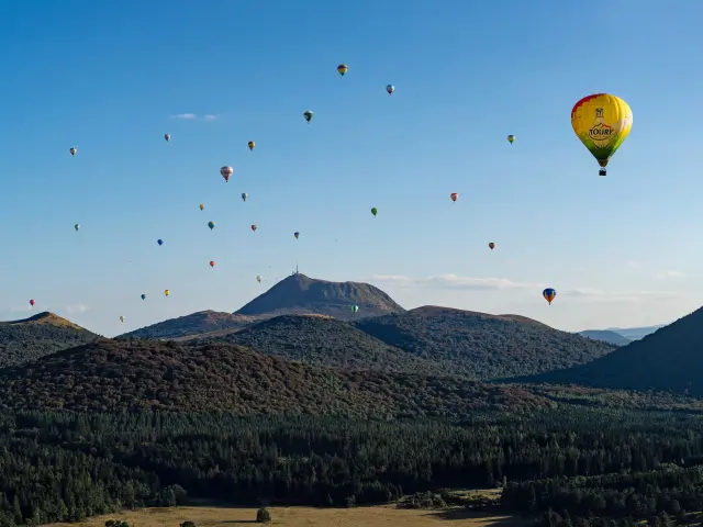 Vue sur les volcans de la chaîne des puys avec montgolfières depuis le puy des Gouttes à Saint-Ours-les-Roches