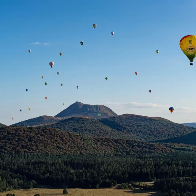 Vue sur les volcans de la chaîne des puys avec montgolfières depuis le puy des Gouttes à Saint-Ours-les-Roches