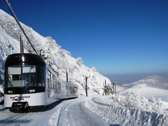 Panoramique des Dômes enneigé à Orcines
