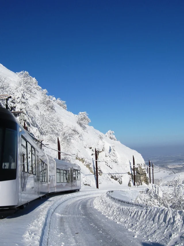 Panoramique des Dômes enneigé à Orcines