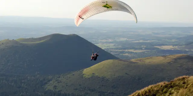Parapente au-dessus des volcans de la Chaîne des Puys