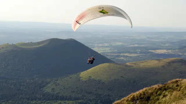 Parapente au-dessus des volcans de la Chaîne des Puys