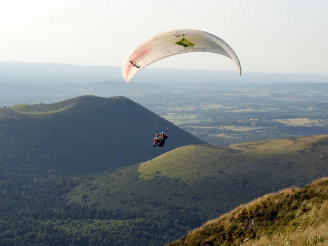 Parapente au-dessus des volcans de la Chaîne des Puys