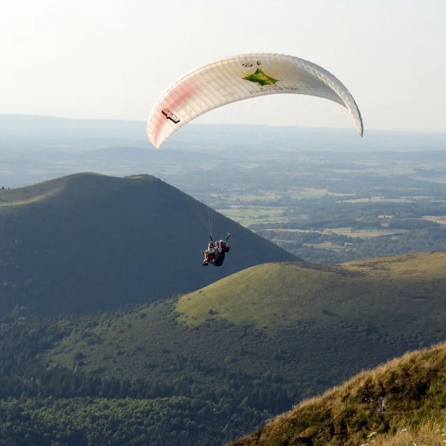 Parapente au-dessus des volcans de la Chaîne des Puys