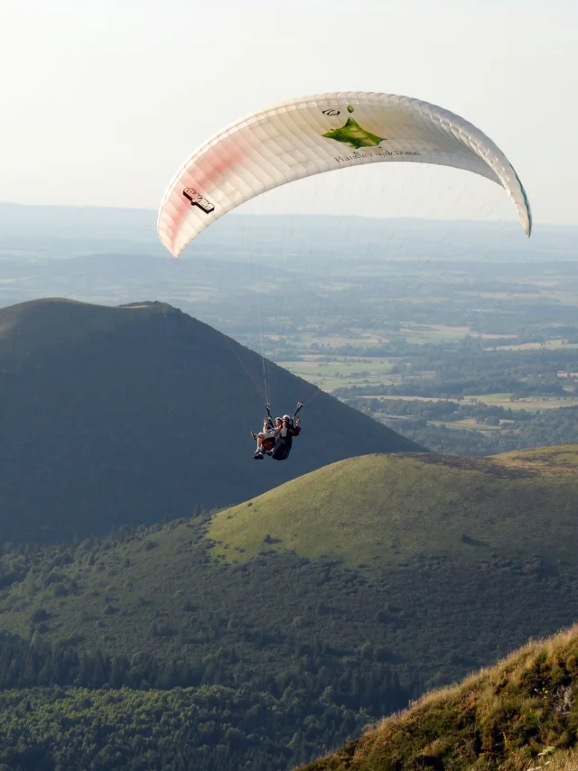 Parapente au-dessus des volcans de la Chaîne des Puys