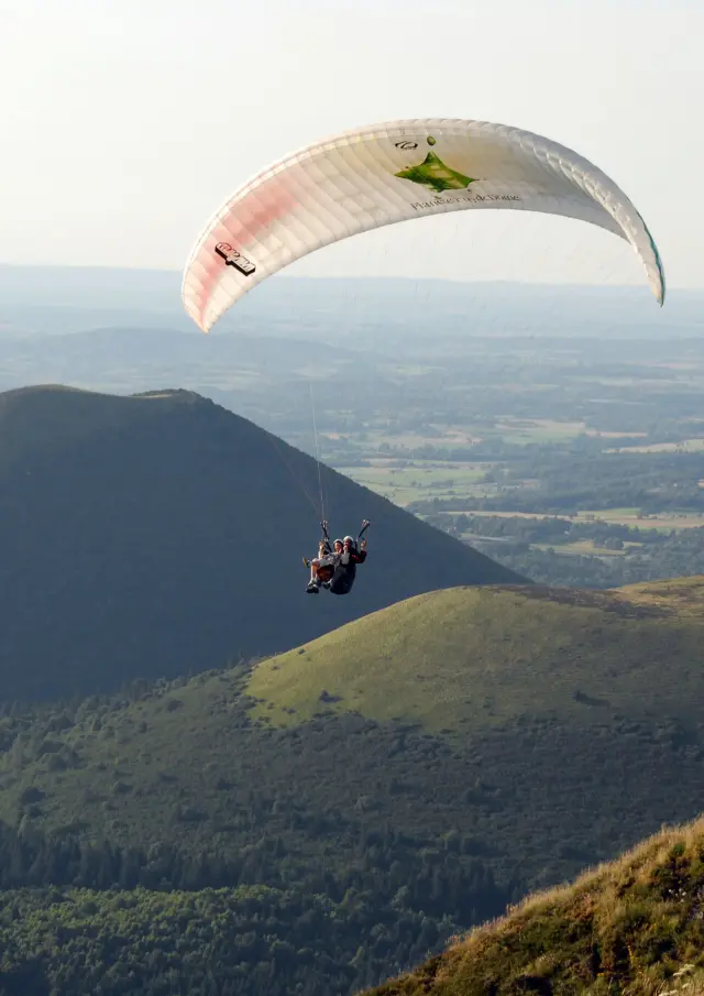 Parapente au-dessus des volcans de la Chaîne des Puys