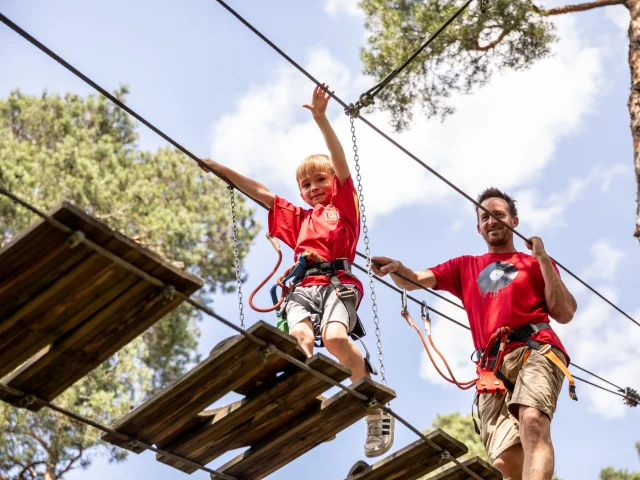 Escalada de árboles en el Parc Ecureuil de Chatel Guyon