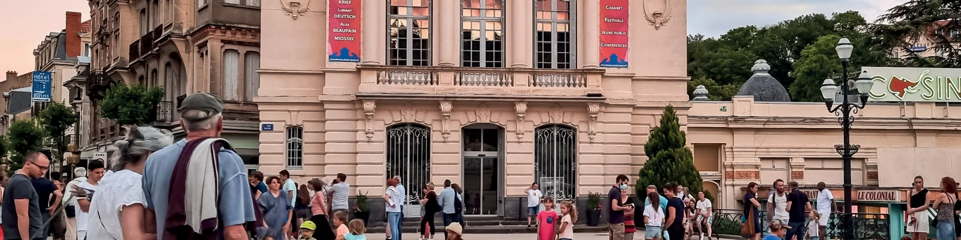Place Brosson et théâtre à Châtel-Guyon