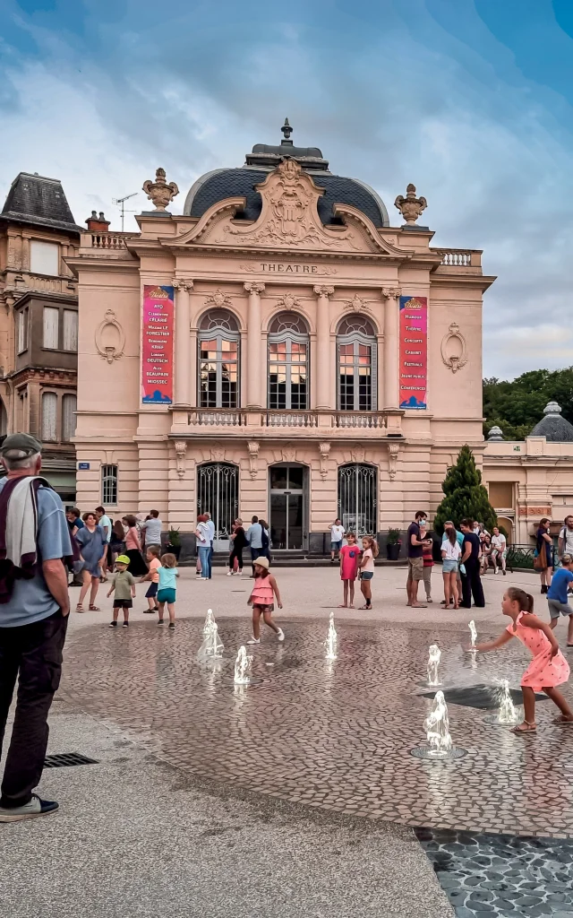 Place Brosson et théâtre à Châtel-Guyon