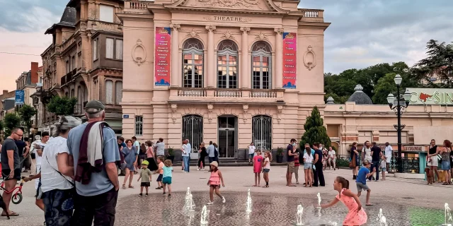 Place Brosson et théâtre à Châtel-Guyon