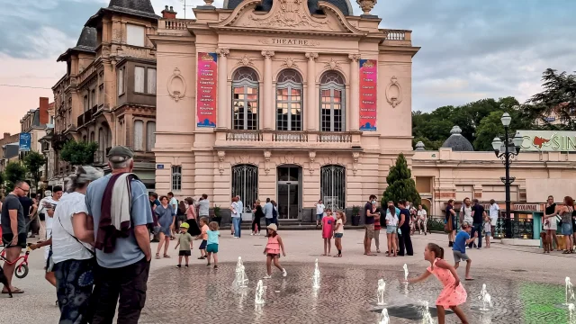 Place Brosson et théâtre à Châtel-Guyon