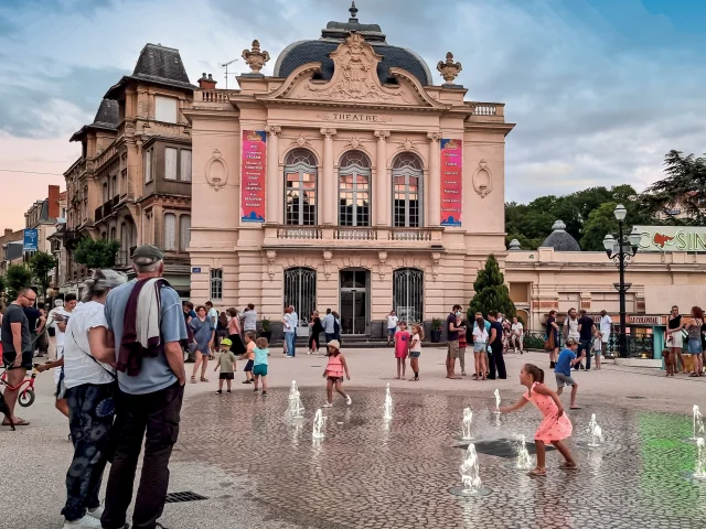 Place Brosson et théâtre à Châtel-Guyon