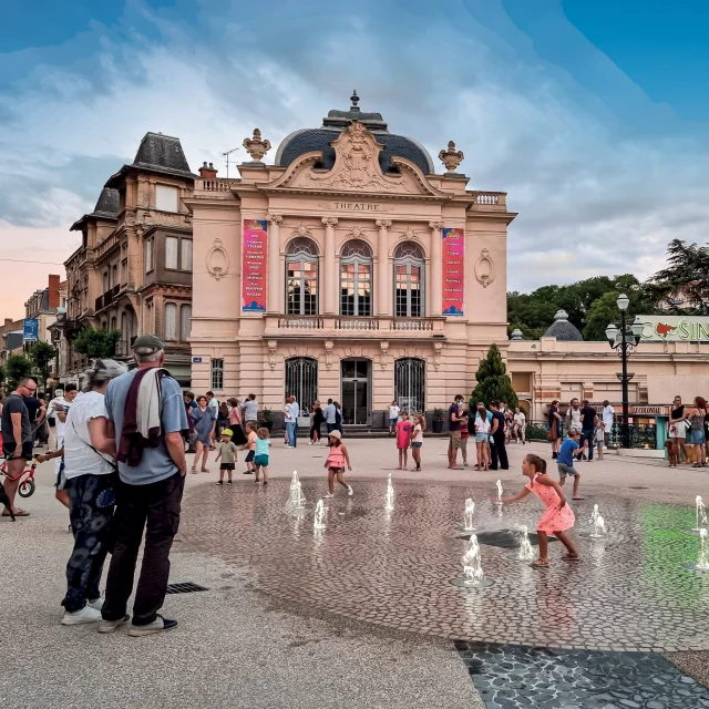 Place Brosson et théâtre à Châtel-Guyon