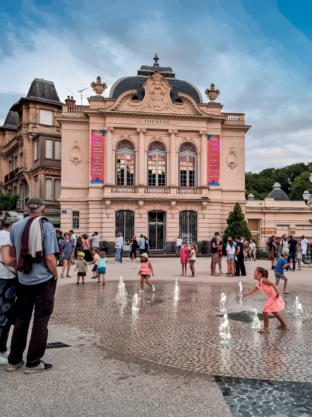 Place Brosson et théâtre à Châtel-Guyon