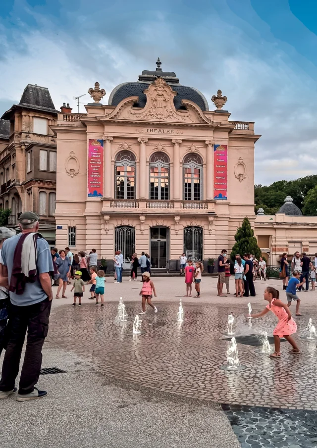 Place Brosson et théâtre à Châtel-Guyon