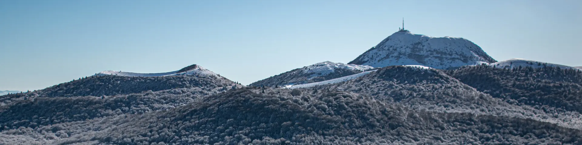 Puys Chopine et des Gouttes enneigés à Saint-Ours-les-Roches