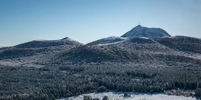 Puys Chopine et des Gouttes enneigés à Saint-Ours-les-Roches