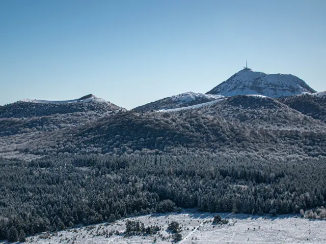 Puys Chopine et des Gouttes enneigés à Saint-Ours-les-Roches
