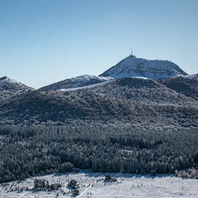 Puys Chopine et des Gouttes enneigés à Saint-Ours-les-Roches
