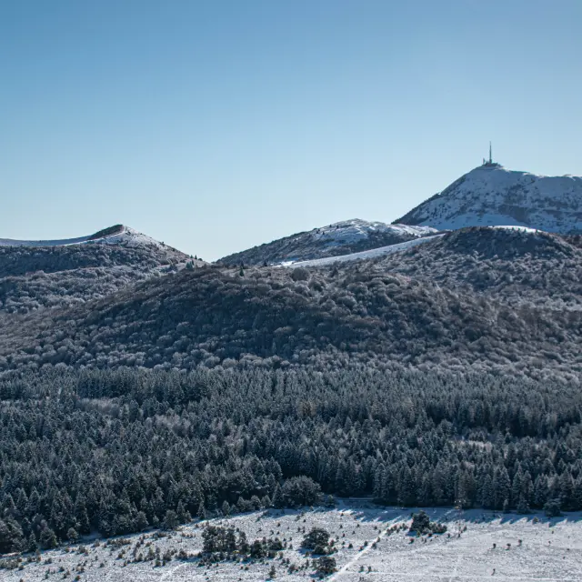 Puys Chopine et des Gouttes enneigés à Saint-Ours-les-Roches