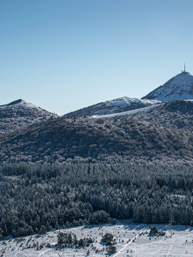Puys Chopine et des Gouttes enneigés à Saint-Ours-les-Roches