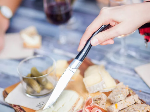 Tabla de quesos y embutidos en la terraza del restaurante BHV de Riom